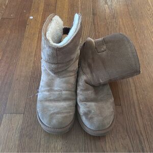 Used short UGG boots